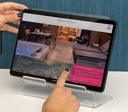 SOPORTE TARIFOLD ACRILICO PARA TABLET TRANSPARENTE